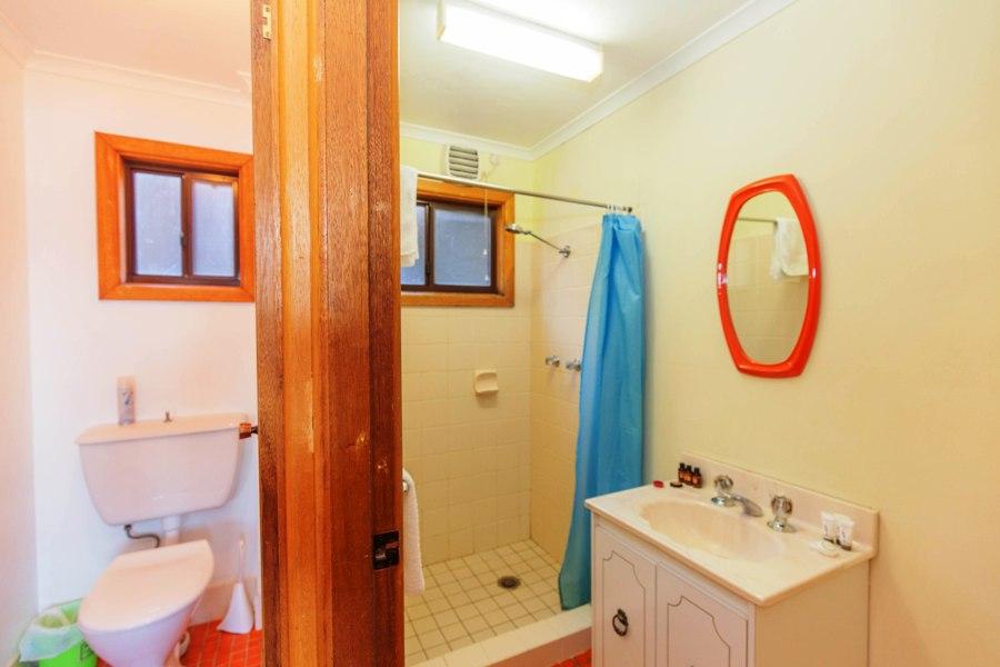 11 Townsend St, Jindabyne - Bathroom