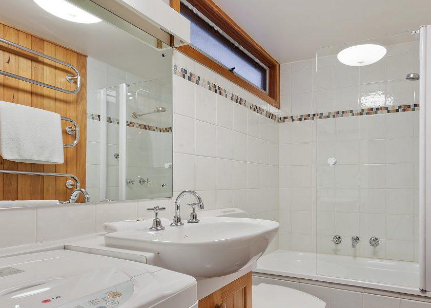 Bathroom View of the Karoonda 5, Thredbo Apartment