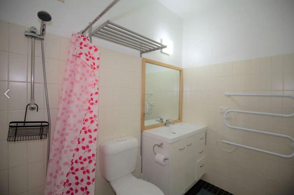  Kooringa 7, Jindabyne - Bathroom with combined shower-bath