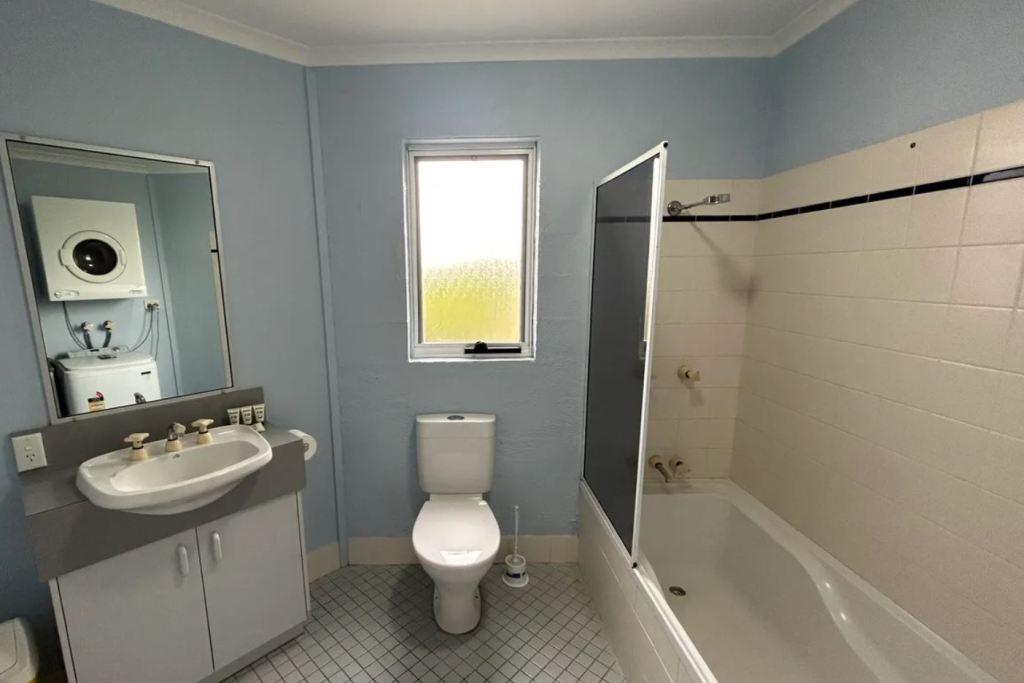  Parkwood 4, Jindabyne Accommodation - Bathroom with washing machine & dryer