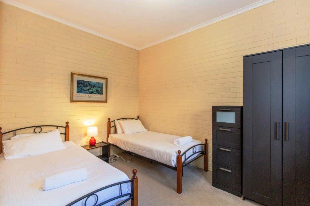  Summit 10, Jindabyne - Bedroom with two single beds